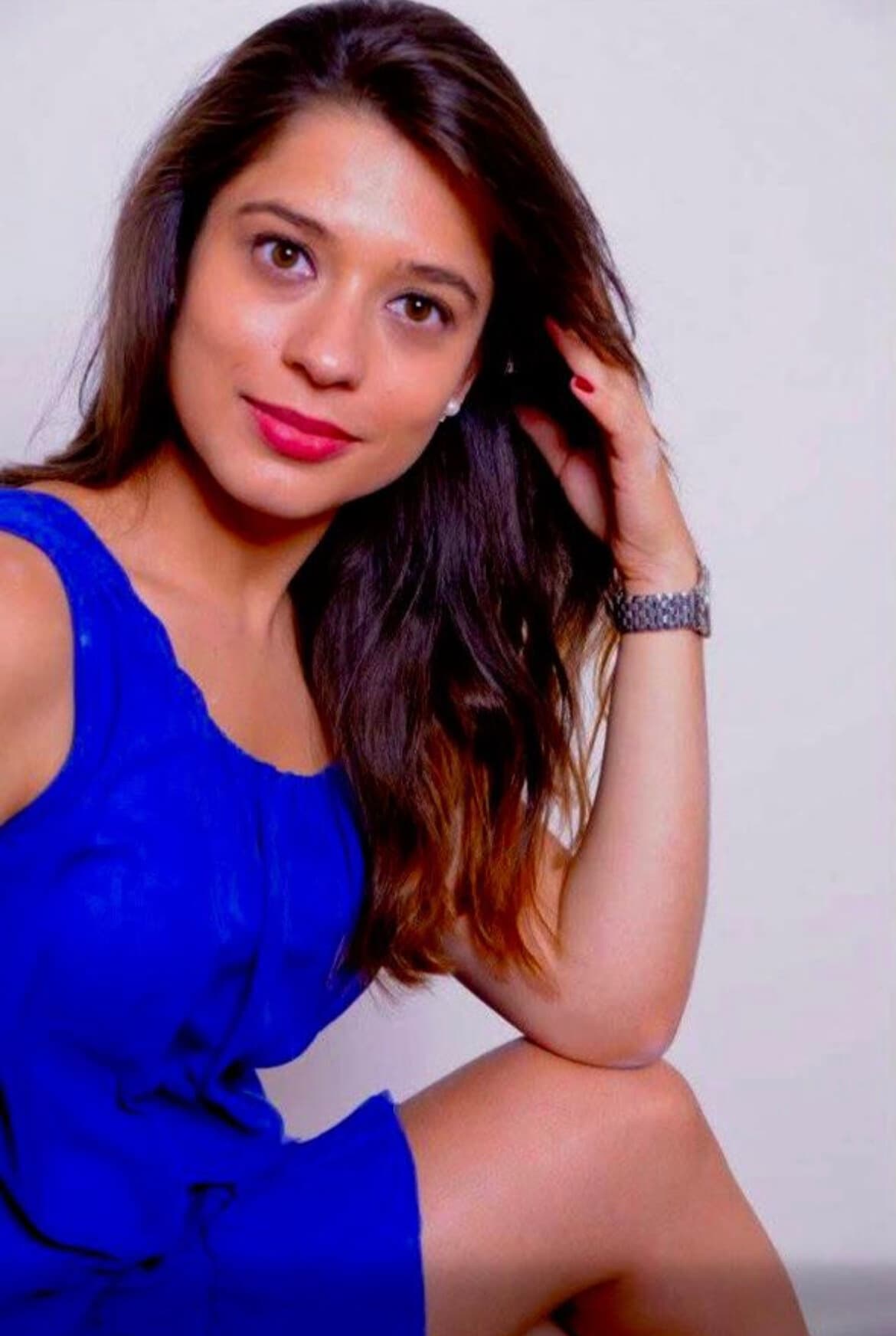 Maria Muraeva en robe bleue élégante