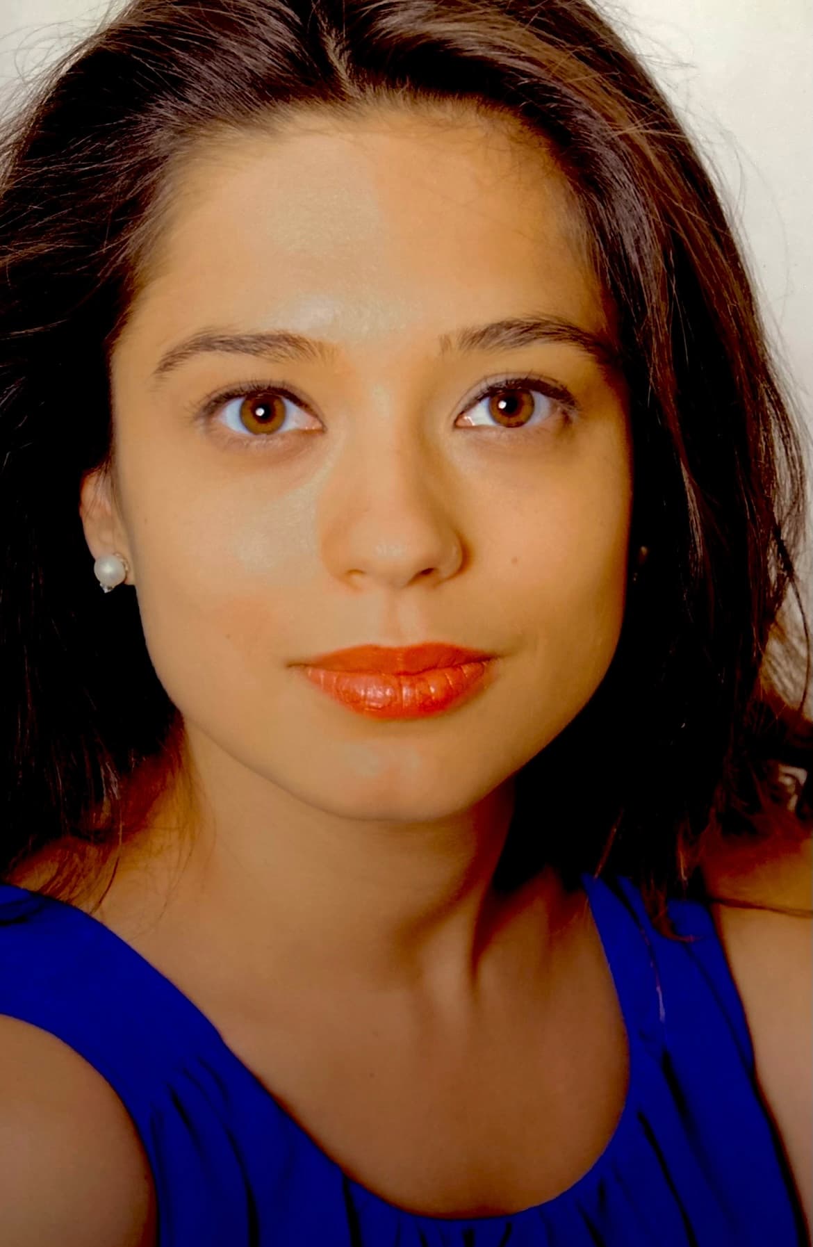 Maria Muraeva en robe bleue élégante