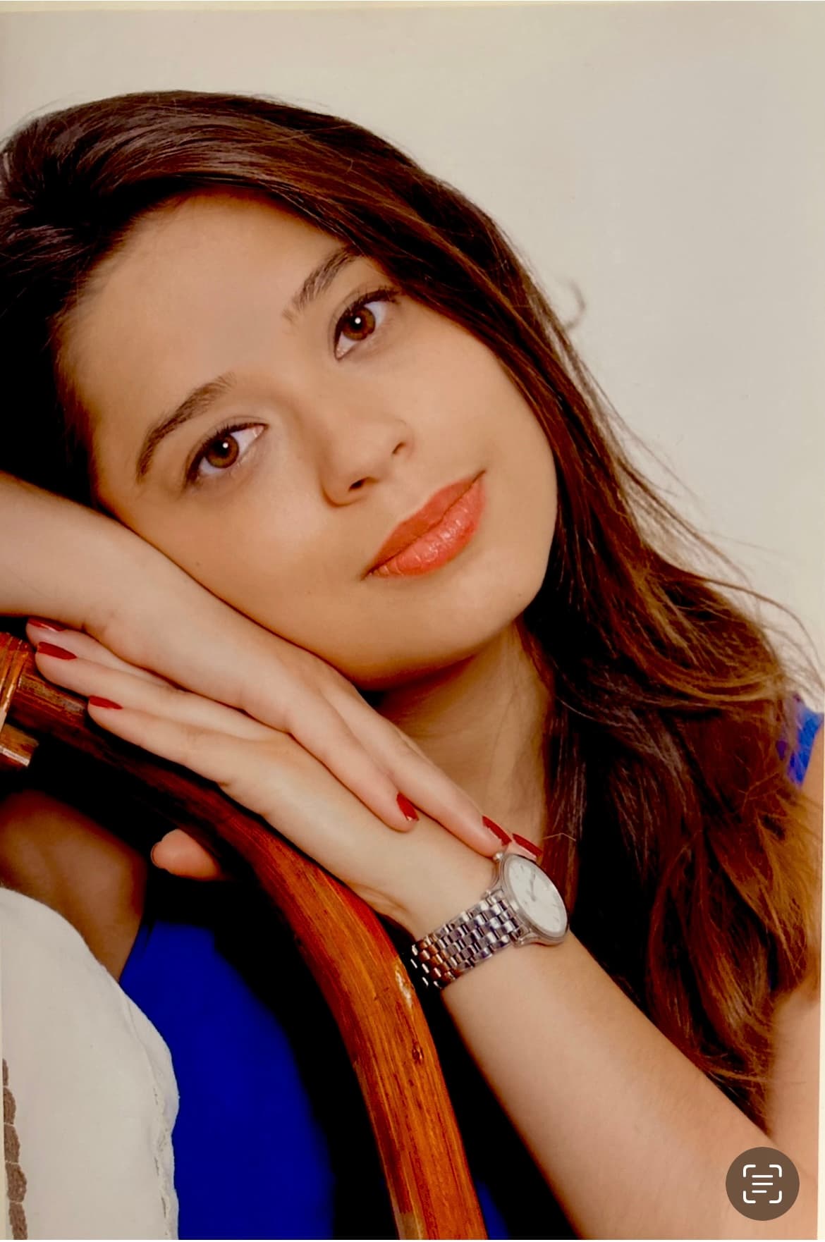 Maria Muraeva souriant en robe bleue élégante